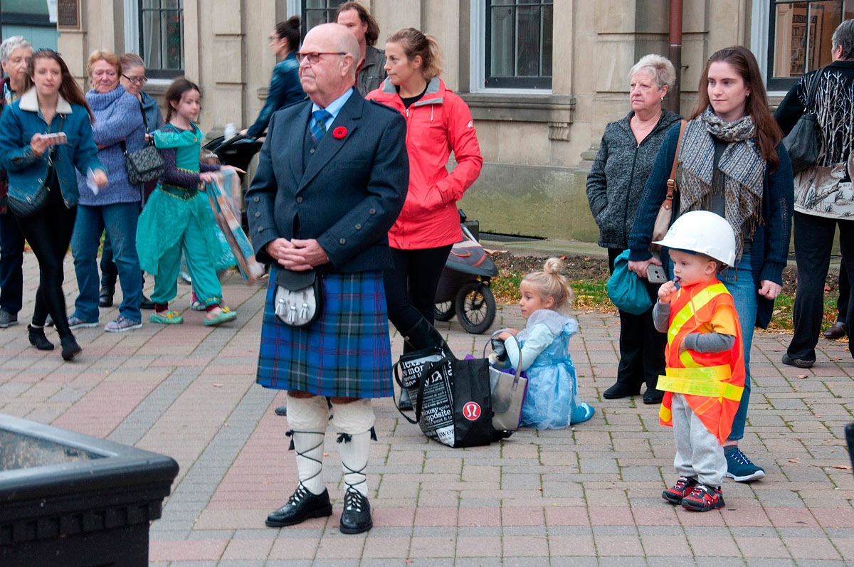 The Mayor dressed in kilt - watching the Pipes and Drums perform